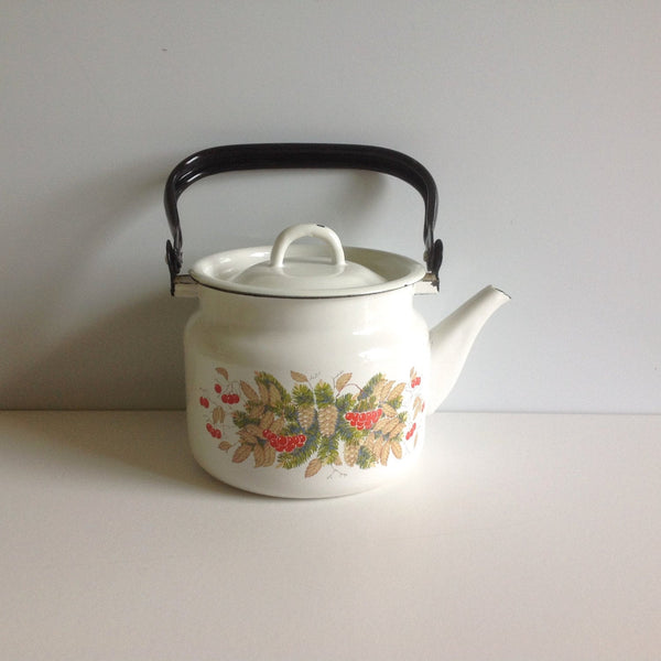 Vintage enamel kettle / enamelware / white enamel