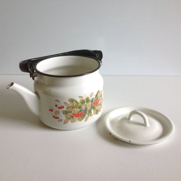 Vintage enamel kettle / enamelware / white enamel